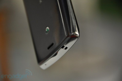 xperia arc ストラップホール