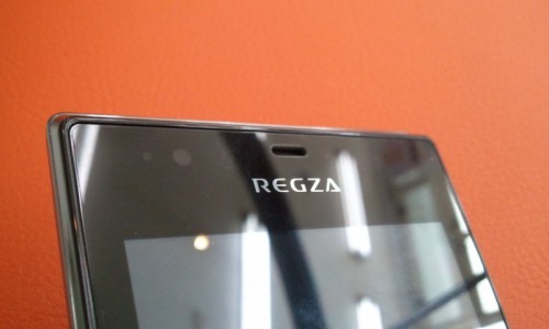 REGZA Phone IS04 - 前面上部