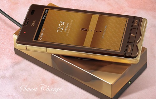 ドコモ、板チョコデザインの限定スマホ「Q-pot.Phone SH-04D」を本日2