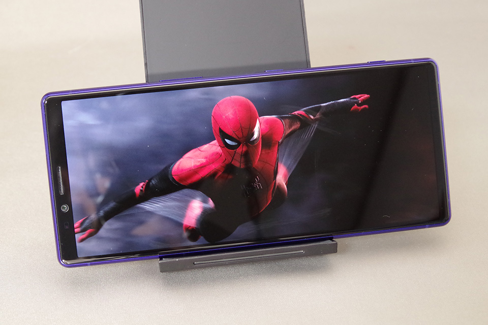 これぞXperia 1の真骨頂！21:9のディスプレイで大迫力を感じながら映画